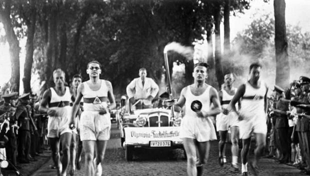 El portador de la antorcha olímpica en camino a Berlín