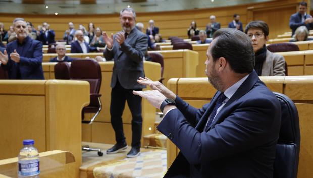 El ministro Puente pide a los senadores socialistas que dejen de aplaudir