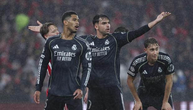 Raúl Asencio y Jude Bellingham lamentan una jugada en el Benfica - Real Madrid