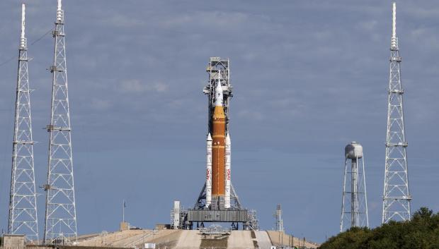 El cohete del Sistema de Lanzamiento Espacial (SLS) con una cápsula Orión, parte de la misión Artemis 2, está acoplado a la Plataforma de Lanzamiento 39B del Centro Espacial Kennedy en Titusville, Florida, EE. UU.