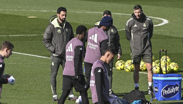 El entrenador del Real Madrid Álvaro Arbeloa (i) asiste al entrenamiento del equipo en la Ciudad Deportiva de Valdebebas