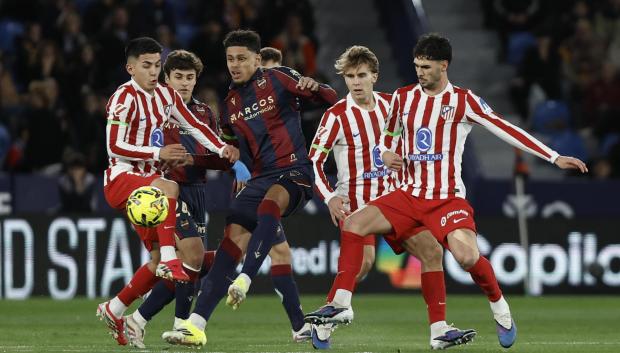 Pablo Barrios (2d) disputa un balón con el centrocampista del Levante Ugo Raghouber