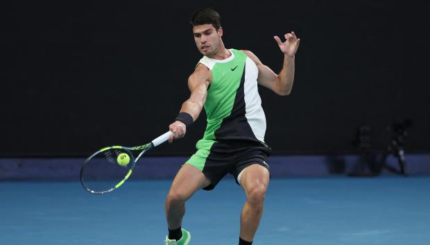 Carlos Alcaraz golpea una bola de derecha en la final del Open de Australia