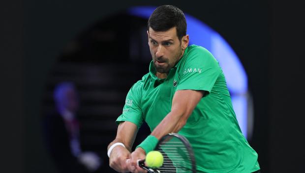 Novak Djokovic golpea una bola de revés en la final del Open de Australia