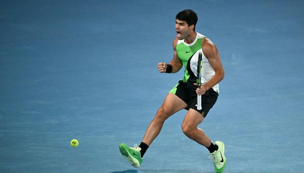 Carlos Alcaraz festeja el break conseguido ante Djokovic en el tercer set
