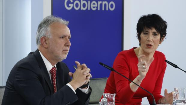 La portavoz del Gobierno, Elma Saiz, y el ministro Ángel Víctor Torres
