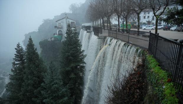 Calle convertida en río en la localidad gaditana de Grazalema tras el paso de la borrasca Leonardo