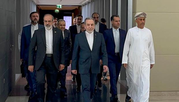 La delegación iraní llega a Omán para iniciar negociaciones sobre su programa nuclear con EE.UU.