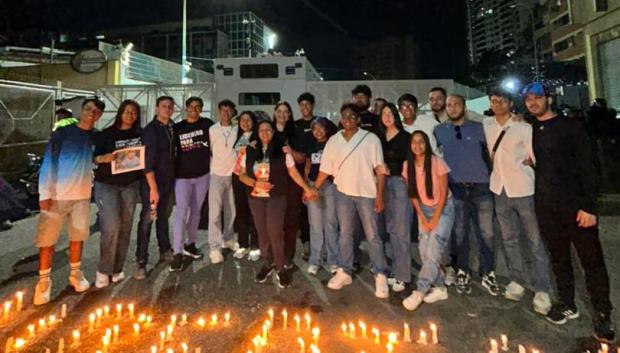 Los dirigentes opositores que estuvieron detenidos visitaron a los familiares que llevan 30 días haciendo vigilias a las afueras de las cárceles.