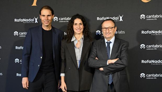 (I-D) Rafa Nadal, Xisca Perelló y el presidente de Cantabria Labs, Juan Matji, durante la presentación de 'Spin&Swing' en el Real Club de Campo Villa de Madrid, a 10 de febrero de 2026, en Madrid (España). Se trata de la nueva iniciativa deportiva solidaria impulsada por Rafa Nadal y Cantabria Labs, destinada a apoyar los proyectos sociales de la Fundación Rafa Nadal.

José Oliva / Europa Press
FAMOSOS;DEPORTE;TENIS;CANTABRIA LABS;NADAL
10/2/2026