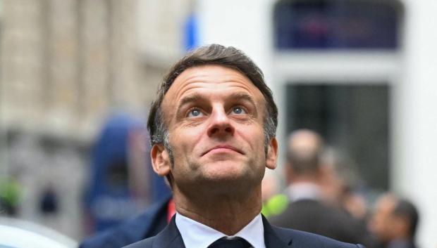 El presidente francés, Emmanuel Macron, observa a su llegada a la Cumbre de la Industria Europea en Amberes