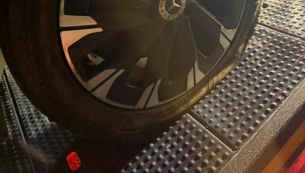 Uno de los neumáticos reventados por este conductor en la A-4