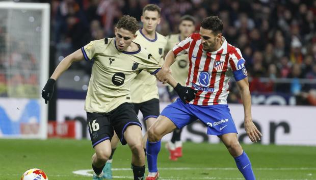 Fermín pelea un balón con Koke