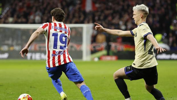 Julián Álvarez (i) se escapa de Dani Olmo