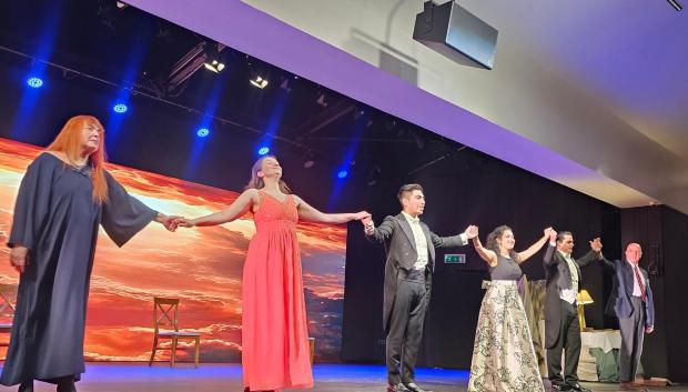 Los cantores agradeciendo al público tras una interpretación