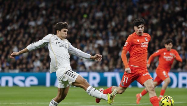 Gonzalo García tira a puerta en el encuentro frente a la Real Sociedad