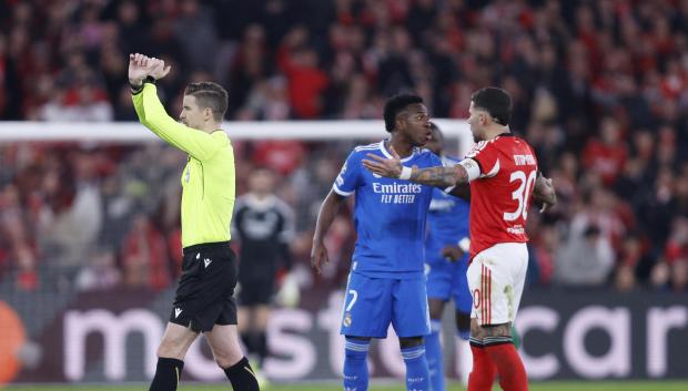 François Letexier detiene el encuentro tras el episodio racista a Vinicius