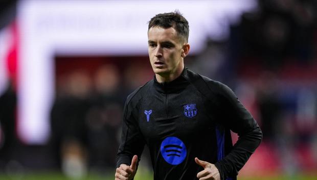 Marc Casadó, en un calentamiento previo a un partido con el FC Barcelona