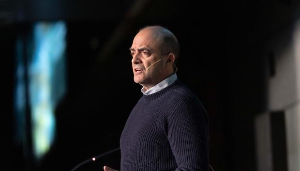 Omar Hatamleh en la Fundación Rafael del Pino durante la Conferencia Magistral «Inteligencia artificial e innovación»