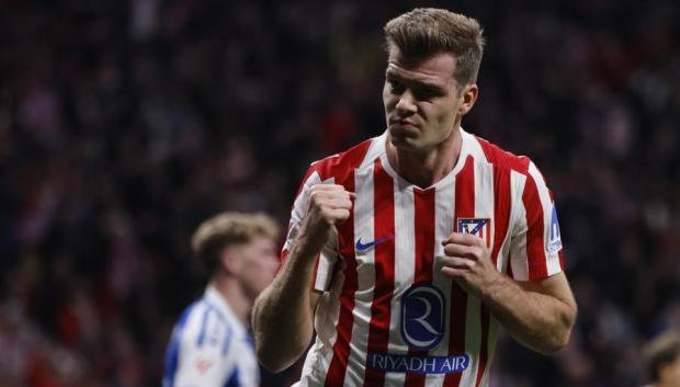 MADRID, 21/02/2026.- El delantero noruego del Atlético de Madrid Alexander Sørloth celebra tras anotar el primer gol del equipo durante el partido de la jornada 25 de LaLiga EA Sports, que disputan el Atlético de Madrid y el RCD Espanyol este sábado, en el Estadio Riyadh Air Metropolitano. EFE/ Sergio Pérez