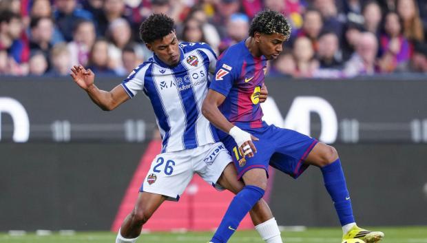 Lamine Yamal y Kareem Tunde pelean un balón