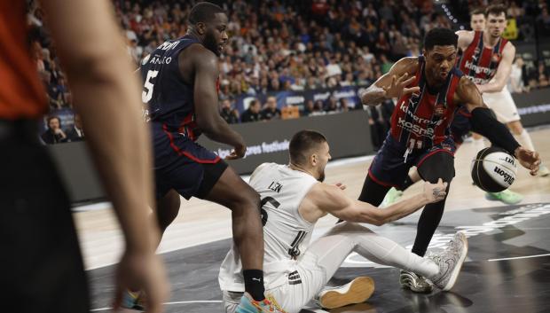 Tren Forrest, de Baskonia, pelea un balón con Alex Len, del Real Madrid