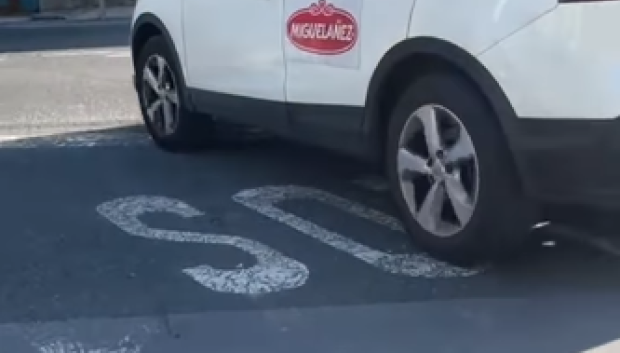 Un vehículo cruzando la señal