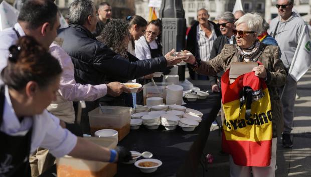 MADRID, 25/02/2026.- Las organizaciones profesionales agrarias madrileñas convocan una nueva concentración 'Por el presente y el futuro del campo madrileño' del sector primario en rechazo a la firma del acuerdo comercial entre la Unión Europea y Mercosur en sus condiciones actuales, este miércoles en la madrileña Puerta del Sol. EFE/Borja Sánchez-Trillo