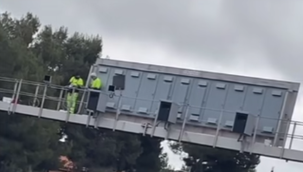 Los operarios se afanan en actualizar los equipos