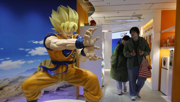 Figura de un personaje de Dragon Ball expuesta en Tokio, Japón