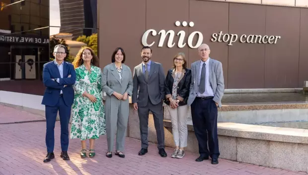 A la izquierda, el gerente del CNIO José Manuel Bernabé, junto a la ministra de Ciencia, Diana Morant (centro) y otros cargos del centro