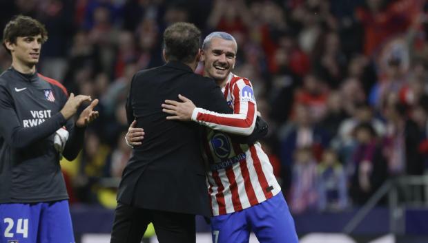 El entrenador del Atlético, Diego Pablo Simeone, y Antoine Griezmann, tras el partido ante el Brujas en el Metropolitano