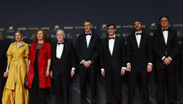 BARCELONA, 28/02/2026.- (i-d) La ministra de Trabajo Yolanda Díaz, la presidenta del Congreso Francina Armengol, el presidente de la Academia de Cine Fernando Méndez-Leite, presidente del Gobierno Pedro Sánchez, el presidente de la Generalitat Salvador Illa, el ministro de Cultura Ernest Urtasun y el ministro de Transformación Digital Óscar López, posan a su llegada a la ceremonia de entrega de los Premios Goya en su 40 edición, este sábado en el Auditorio Fórum CCIB de Barcelona. EFE/Quique García