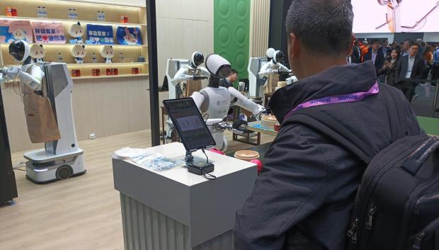 El robot sirve el pedido al cliente que lo había pedido.