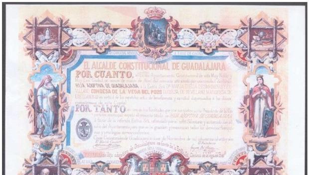 Diploma acreditativo de la condición de hija adoptiva de Guadalajara de María Diega Desmaissières y Sevillano.

REMITIDA / HANDOUT por AYUNTAMIENTO
Fotografía remitida a medios de comunicación exclusivamente para ilustrar la noticia a la que hace referencia la imagen, y citando la procedencia de la imagen en la firma
03/3/2026