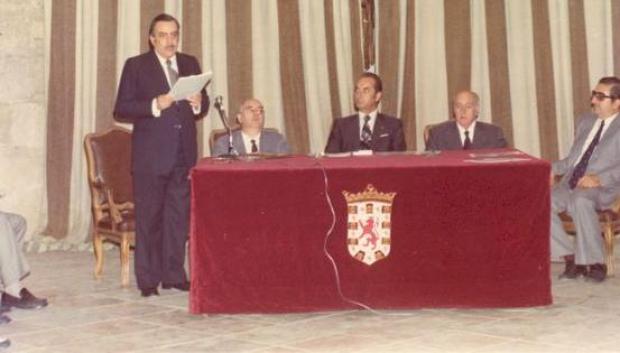 El académico y arabista Manuel Ocaña durante su conferencia