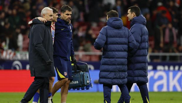 El centrocampista del Atlético de Madrid Rodrigo Mendoza (i) se retira lesionado durante el partido ante la Real Sociedad en el Metropolitano