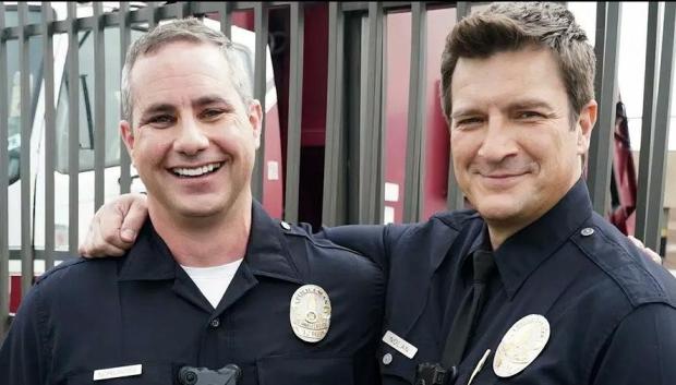 William Norcroos junto Nathan Fillion, actor de la serie The Rookie