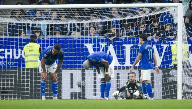 Los jugadores del Real Oviedo se lamentan tras encajar un gol en el Carlos Tartiere