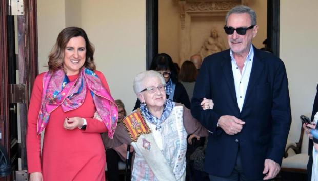 Imagen de María José Catalá y Carlos Herrera junto a Mari Carmen