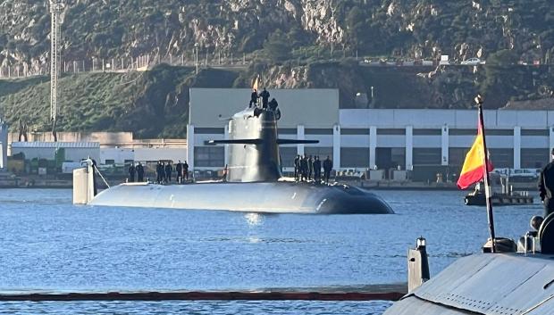 El submarino S-81 ‘Isaac Peral’ entrando en el Arsenal de Cartagena