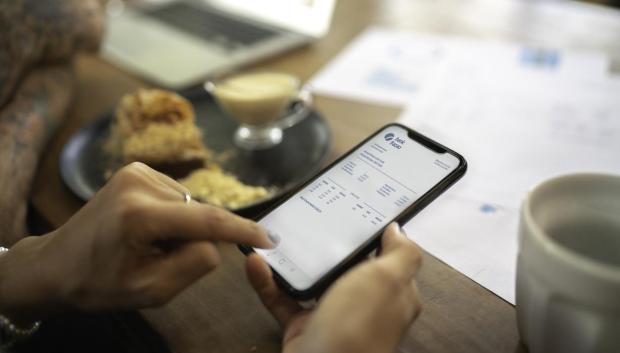 Una persona comprueba el estado de cuenta en su teléfono móvil