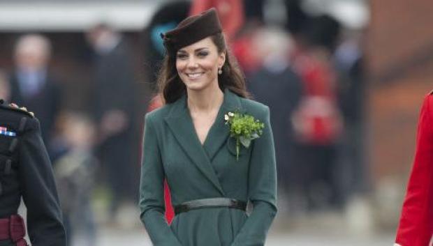 Kate Middleton, la duquesa de Cambridge durante su visita al cuartel de Aldershot el día de San Patricio, el sábado 17 de marzo de 2012