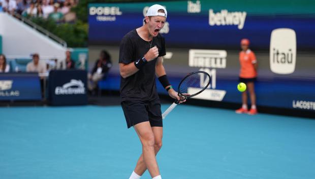 MIAMI GARDENS, FLORIDA - MARCH 22: Sebastian Korda of the United States reacts against Carlos Alcaraz of Spain during Day 6 of the Miami Open at Hard Rock Stadium on March 22, 2026 in Miami Gardens, Florida.   Rich Storry/Getty Images/AFP (Photo by Rich Storry / GETTY IMAGES NORTH AMERICA / Getty Images via AFP)