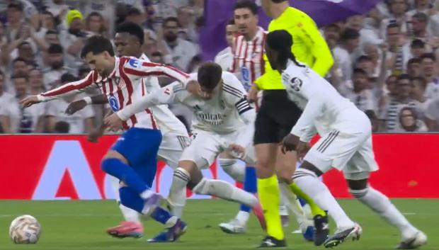 Pantallazo de la entrada de Valverde sobre Baena que le costó la roja