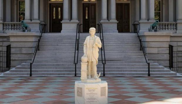 La estatua de Cristóbal Colón réplica de la derribada en la Casa Blanca