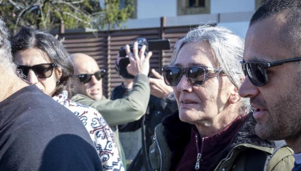 SAN SEBASTIÁN, 24/03/2026.- La exjefa de ETA Soledad Iparraguirre, 'Anboto' (c), sale este martes de la cárcel de Martutene de San Sebastián tras la concesión de un régimen de semilibertad, en aplicación del artículo 100.2 del Reglamento Penitenciario, el mismo que se otorgó en su día al exdirigente de ETA Garikoitz Aspiazu, Txeroki. EFE/Javier Etxezarreta