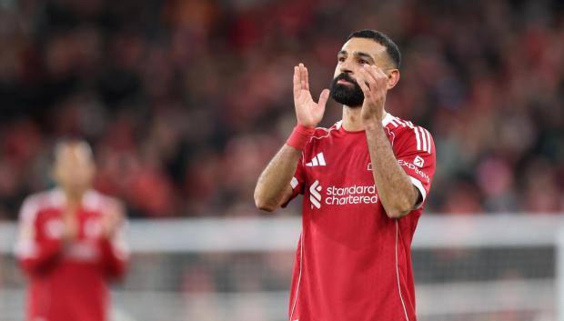 Mohamed Salah aplaudiendo a los aficionados del Liverpool durante un partido de esta temporada