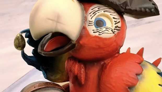 Mona ganadora del 1er premio a la mejor figura de chocolate de Cataluña 2026. La figura es el loro "JACK SPARROT" una alusión a la película de Piratas del Caribe.