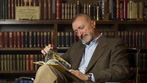 Pérez Reverte en su biblioteca